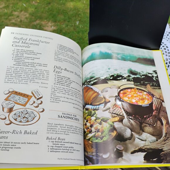 cookbook The Outdoor Cookbook by Culinary Arts Institute hardcover dated 1982 - Picture 10 of 11